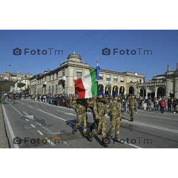 Tiziano Manzoni/LaPresse 4-11- 2024 , Italia Cronaca Bergamo Piazza vittorio veneto Deposizione delle corone d’alloro Fratelli Calvi Sindaco Elena Carnevali e nuovo prefetto Luca Rotondi festa forze armate