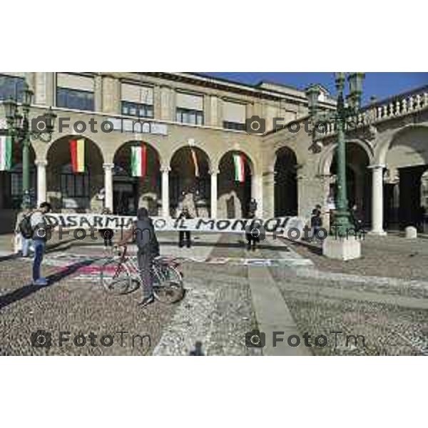 Tiziano Manzoni/LaPresse 4-11- 2024 , Italia Cronaca Bergamo Piazza vittorio veneto Deposizione delle corone d’alloro Fratelli Calvi Sindaco Elena Carnevali e nuovo prefetto Luca Rotondi festa forze armate