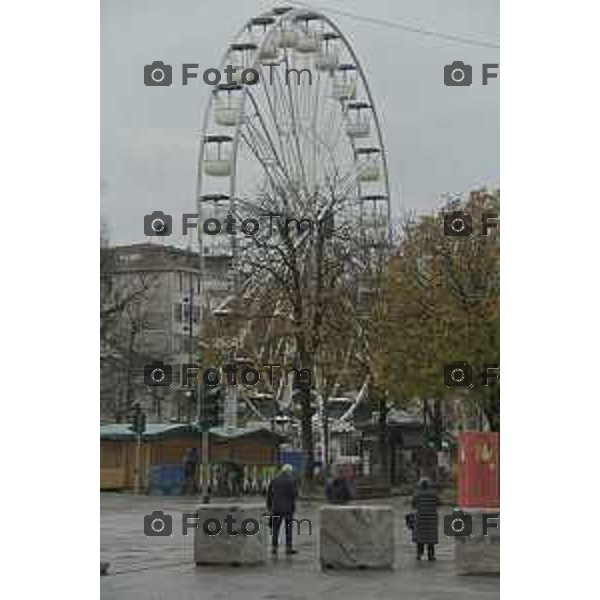 Tiziano Manzoni/LaPresse 19-11- 2024 Bergamo, Italia Cronaca Natale 2024 ruota panoramica, sentierone porta nuova luminarie piazza presepe