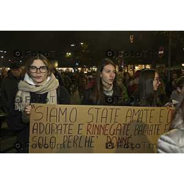 Tiziano Manzoni/LaPresse 25-11- 2024 Bergamo, Italia Cronaca Bergamo giornata contro il la violenza sulle donne sfilata 2024.