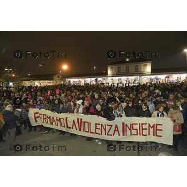 Tiziano Manzoni/LaPresse 25-11- 2024 Bergamo, Italia Cronaca Bergamo giornata contro il la violenza sulle donne sfilata 2024.