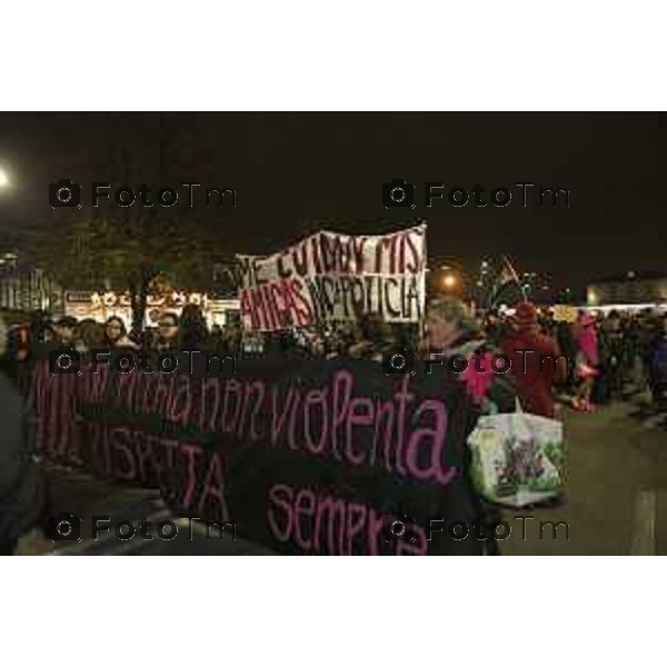 Tiziano Manzoni/LaPresse 25-11- 2024 Bergamo, Italia Cronaca Bergamo giornata contro il la violenza sulle donne sfilata 2024.