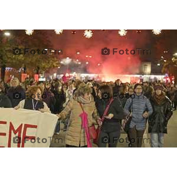 Tiziano Manzoni/LaPresse 25-11- 2024 Bergamo, Italia Cronaca Bergamo giornata contro il la violenza sulle donne sfilata 2024.