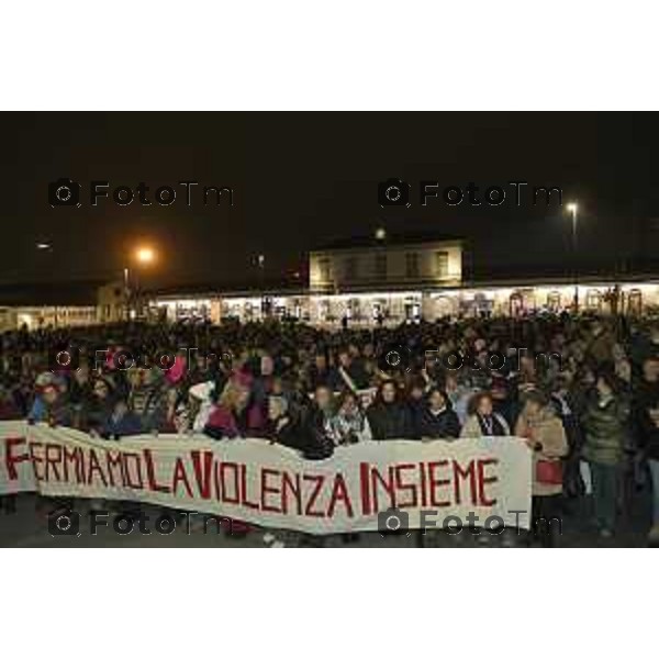 Tiziano Manzoni/LaPresse 25-11- 2024 Bergamo, Italia Cronaca Bergamo giornata contro il la violenza sulle donne sfilata 2024.