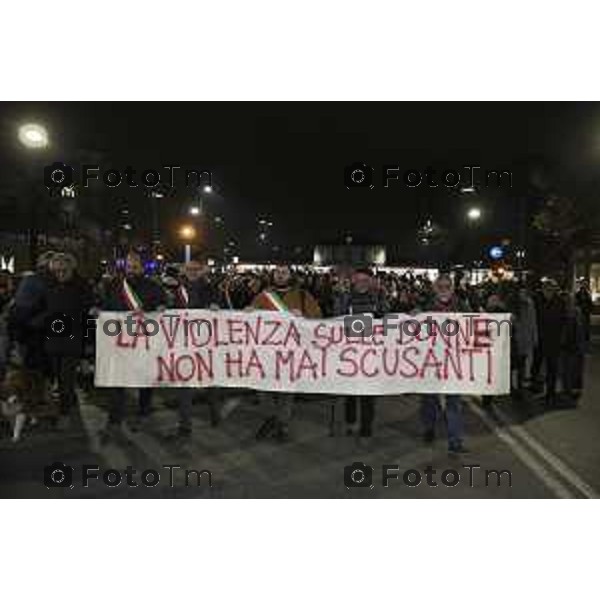 Tiziano Manzoni/LaPresse 25-11- 2024 Bergamo, Italia Cronaca Bergamo giornata contro il la violenza sulle donne sfilata 2024.