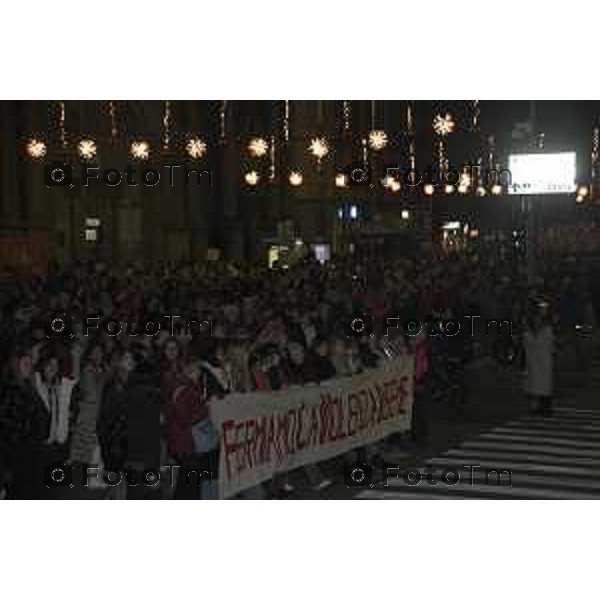 Tiziano Manzoni/LaPresse 25-11- 2024 Bergamo, Italia Cronaca Bergamo giornata contro il la violenza sulle donne sfilata 2024.