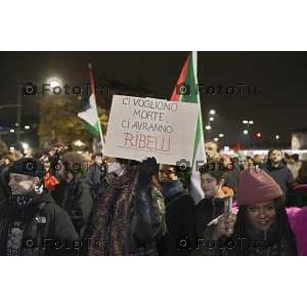 Tiziano Manzoni/LaPresse 25-11- 2024 Bergamo, Italia Cronaca Bergamo giornata contro il la violenza sulle donne sfilata 2024.