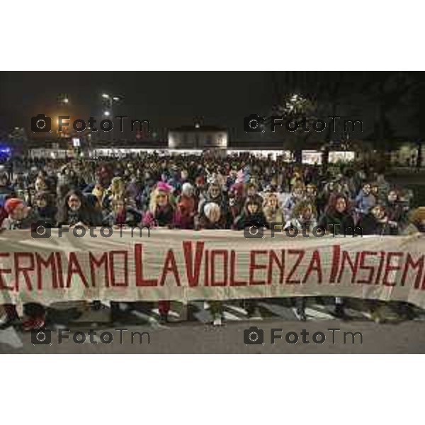 Tiziano Manzoni/LaPresse 25-11- 2024 Bergamo, Italia Cronaca Bergamo giornata contro il la violenza sulle donne sfilata 2024.