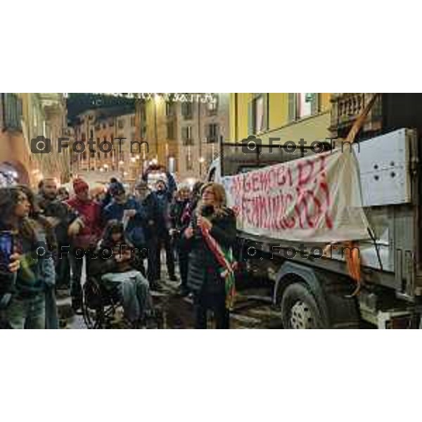 Tiziano Manzoni/LaPresse 25-11- 2024 Bergamo, Italia Cronaca Bergamo giornata contro il la violenza sulle donne sfilata 2024.