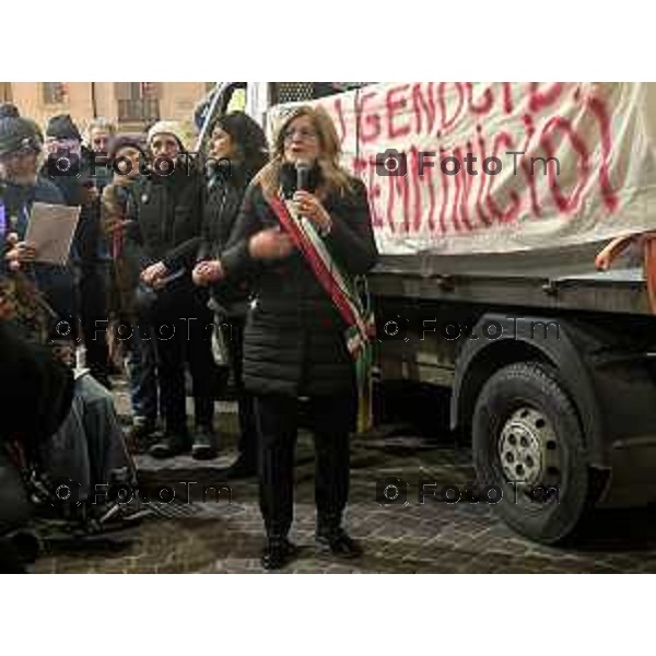 Tiziano Manzoni/LaPresse 25-11- 2024 Bergamo, Italia Cronaca Bergamo giornata contro il la violenza sulle donne sfilata 2024.