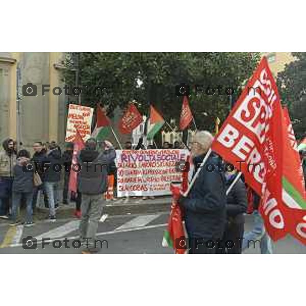 Tiziano Manzoni/LaPresse 29-11- 2024 Bergamo, Italia CronacaBergamo Sciopero generale 29 novembre, si fermano i lavoratori di tutti i settori.