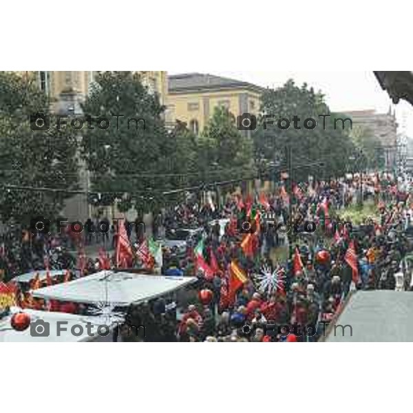 Tiziano Manzoni/LaPresse 29-11- 2024 Bergamo, Italia CronacaBergamo Sciopero generale 29 novembre, si fermano i lavoratori di tutti i settori.