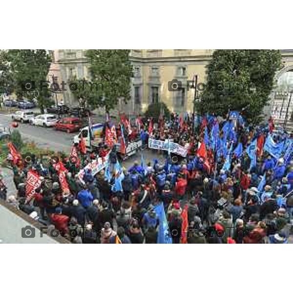 Tiziano Manzoni/LaPresse 29-11- 2024 Bergamo, Italia CronacaBergamo Sciopero generale 29 novembre, si fermano i lavoratori di tutti i settori.