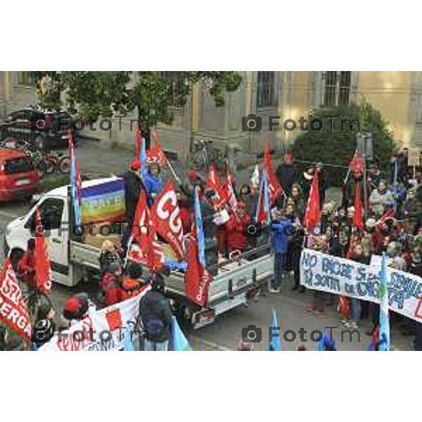 Tiziano Manzoni/LaPresse 29-11- 2024 Bergamo, Italia CronacaBergamo Sciopero generale 29 novembre, si fermano i lavoratori di tutti i settori.