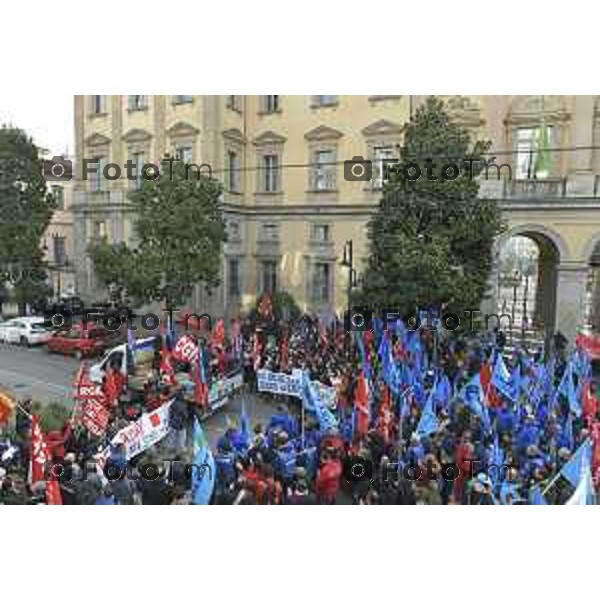 Tiziano Manzoni/LaPresse 29-11- 2024 Bergamo, Italia CronacaBergamo Sciopero generale 29 novembre, si fermano i lavoratori di tutti i settori.