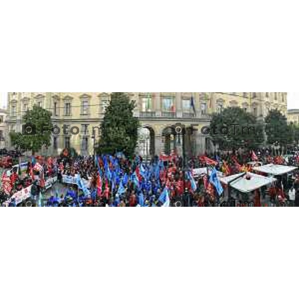 Tiziano Manzoni/LaPresse 29-11- 2024 Bergamo, Italia CronacaBergamo Sciopero generale 29 novembre, si fermano i lavoratori di tutti i settori.