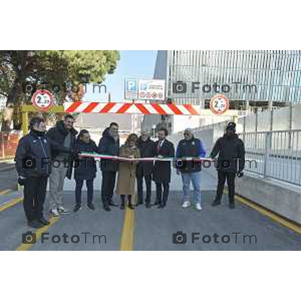 Tiziano Manzoni/LaPresse 6-12- 2024 Bergamo, Italia Cronaca taglio del nastro del nuovo Parcheggio interrato di piazzale Goisis – Curva Sud. Andrea Fabris, Direttore Generale Corporate Atalanta BC Liliana Donato, Direttore Generale ATB Mobilità Marco Berlanda, Assessore alle politiche della mobilità del Comune di Bergamo