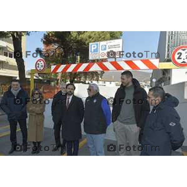 Tiziano Manzoni/LaPresse 6-12- 2024 Bergamo, Italia Cronaca taglio del nastro del nuovo Parcheggio interrato di piazzale Goisis – Curva Sud. Andrea Fabris, Direttore Generale Corporate Atalanta BC Liliana Donato, Direttore Generale ATB Mobilità Marco Berlanda, Assessore alle politiche della mobilità del Comune di Bergamo