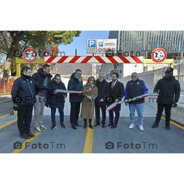 Tiziano Manzoni/LaPresse 6-12- 2024 Bergamo, Italia Cronaca taglio del nastro del nuovo Parcheggio interrato di piazzale Goisis – Curva Sud. Andrea Fabris, Direttore Generale Corporate Atalanta BC Liliana Donato, Direttore Generale ATB Mobilità Marco Berlanda, Assessore alle politiche della mobilità del Comune di Bergamo