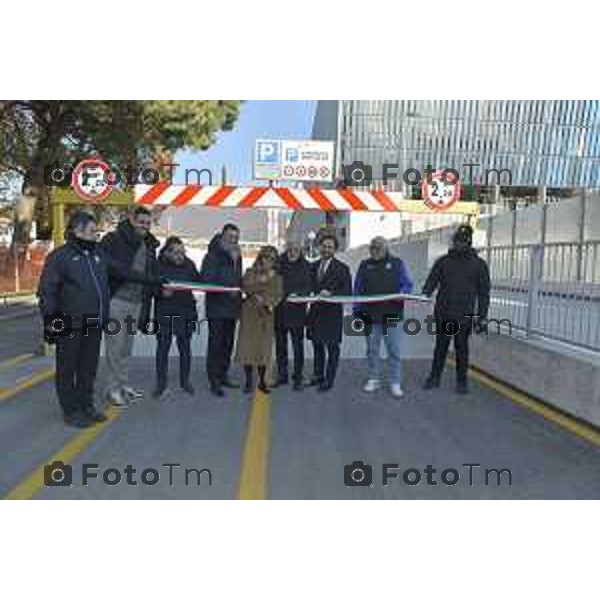 Tiziano Manzoni/LaPresse 6-12- 2024 Bergamo, Italia Cronaca taglio del nastro del nuovo Parcheggio interrato di piazzale Goisis – Curva Sud. Andrea Fabris, Direttore Generale Corporate Atalanta BC Liliana Donato, Direttore Generale ATB Mobilità Marco Berlanda, Assessore alle politiche della mobilità del Comune di Bergamo