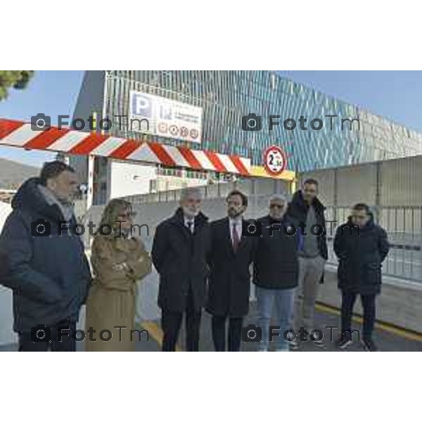 Tiziano Manzoni/LaPresse 6-12- 2024 Bergamo, Italia Cronaca taglio del nastro del nuovo Parcheggio interrato di piazzale Goisis – Curva Sud. Andrea Fabris, Direttore Generale Corporate Atalanta BC Liliana Donato, Direttore Generale ATB Mobilità Marco Berlanda, Assessore alle politiche della mobilità del Comune di Bergamo