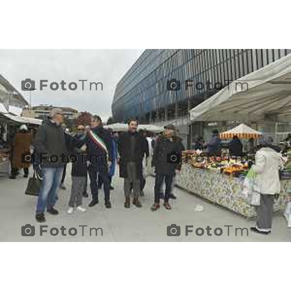 Tiziano Manzoni/LaPresse 7-12- 2024 Italia Cronaca Bergamoi naugurazione del ritorno del “Mercato dello stadio”. Sergio Gandi, il vicedirettore di Confesercenti Bergamo Cesare Rossi con il vicepresidente Anva Fausto Mologni, il direttore Confcommercio Bergamo Oscar Fusini con il vicepresidente Fiva Bergamo Attilio Butti.