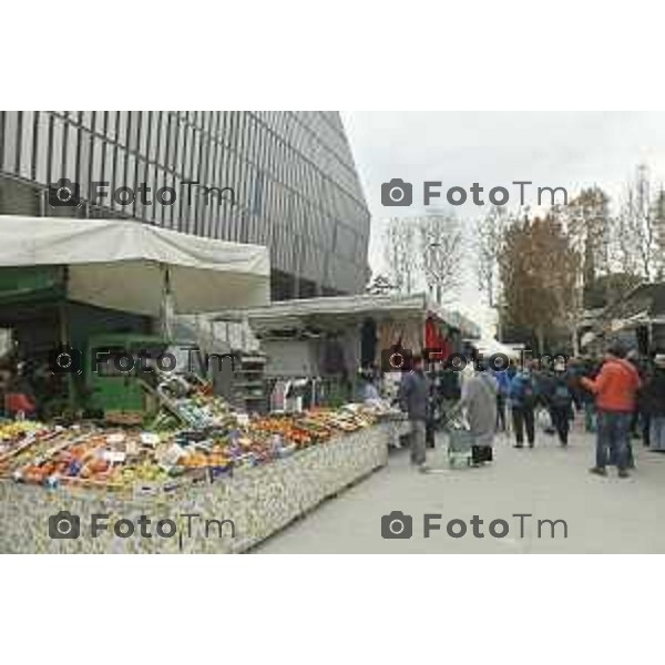 Tiziano Manzoni/LaPresse 7-12- 2024 Italia Cronaca Bergamoi naugurazione del ritorno del “Mercato dello stadio”. Sergio Gandi, il vicedirettore di Confesercenti Bergamo Cesare Rossi con il vicepresidente Anva Fausto Mologni, il direttore Confcommercio Bergamo Oscar Fusini con il vicepresidente Fiva Bergamo Attilio Butti.