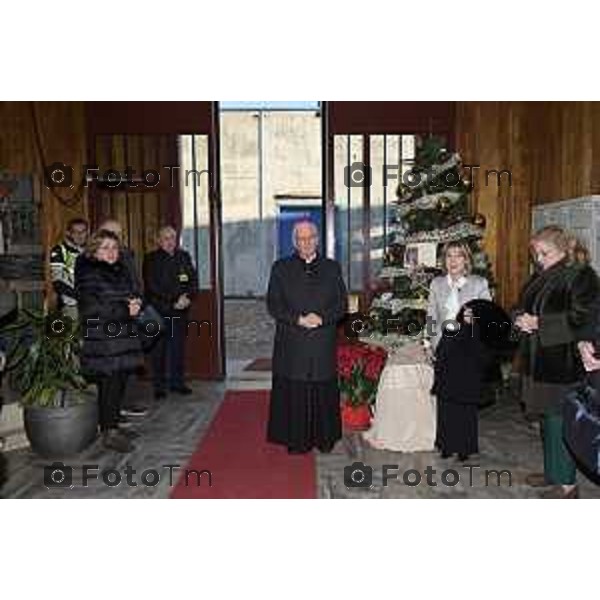 Tiziano Manzoni/LaPresse 22-12- 2024 Italia Cronaca Bergamo Carcere di Via Gleno interno ora d\'aria calmpo calcio e orti coltivati da detenuti messa di natale Vescovo Beschii e la direttrice carcere Don Fausto Resmini, Antonina D\'Onofrio 2024