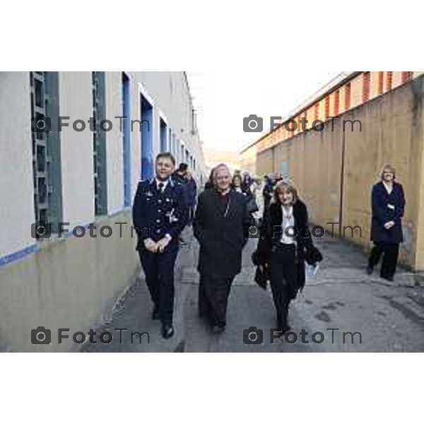 Tiziano Manzoni/LaPresse 22-12- 2024 Italia Cronaca Bergamo Carcere di Via Gleno interno ora d\'aria calmpo calcio e orti coltivati da detenuti messa di natale Vescovo Beschii e la direttrice carcere Don Fausto Resmini, Antonina D\'Onofrio 2024