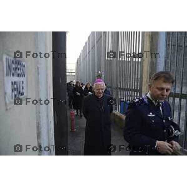 Tiziano Manzoni/LaPresse 22-12- 2024 Italia Cronaca Bergamo Carcere di Via Gleno interno ora d\'aria calmpo calcio e orti coltivati da detenuti messa di natale Vescovo Beschii e la direttrice carcere Don Fausto Resmini, Antonina D\'Onofrio 2024