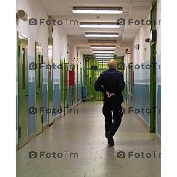 Tiziano Manzoni/LaPresse 22-12- 2024 Italia Cronaca Bergamo Carcere di Via Gleno interno ora d\'aria calmpo calcio e orti coltivati da detenuti messa di natale Vescovo Beschii e la direttrice carcere Don Fausto Resmini, Antonina D\'Onofrio 2024