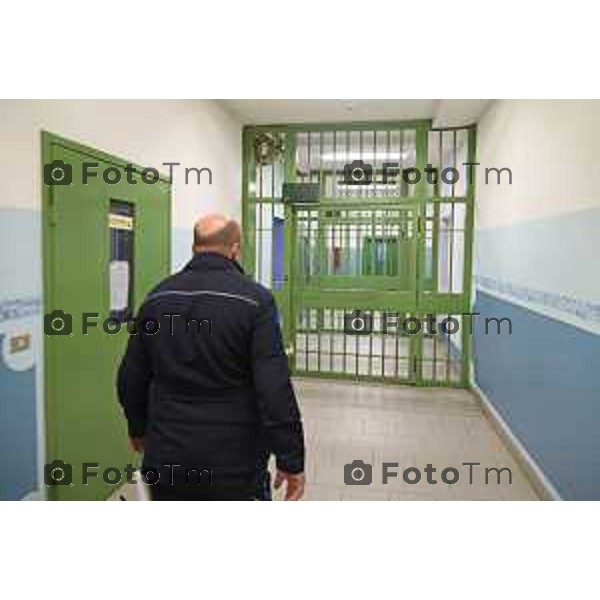 Tiziano Manzoni/LaPresse 22-12- 2024 Italia Cronaca Bergamo Carcere di Via Gleno interno ora d\'aria calmpo calcio e orti coltivati da detenuti messa di natale Vescovo Beschii e la direttrice carcere Don Fausto Resmini, Antonina D\'Onofrio 2024