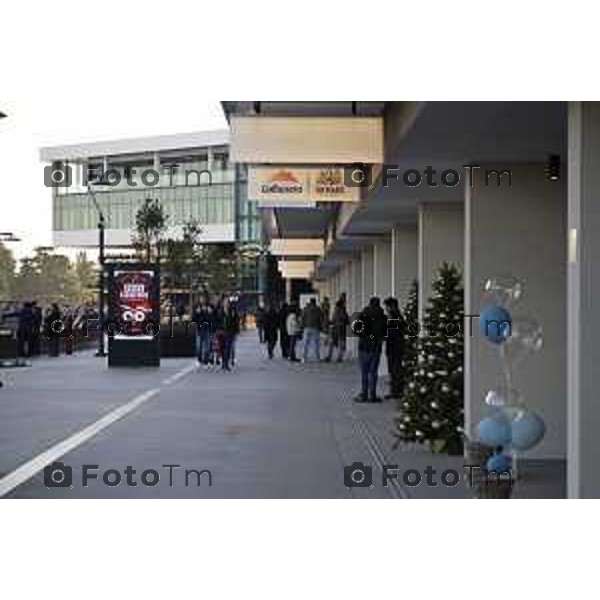 Tiziano Manzoni/LaPresse 30-12- 2024 Italia Cronaca Bergamo Chorus Life e Arena Gente Natale negozi