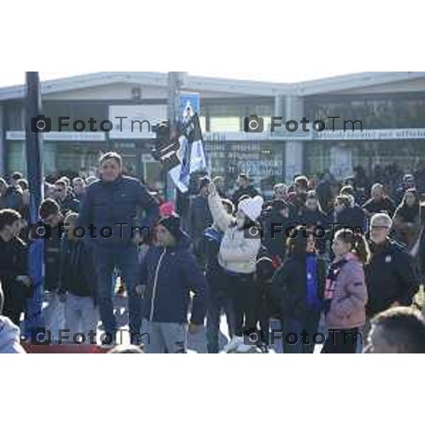 Tiziano Manzoni/LaPresse 31-12- 2024 Italia Sport centinaia di tifosi nerazzurri si sono presentati alle 11 di oggi a Zingonia per salutare l\'Atalanta in partenza per Riyad,