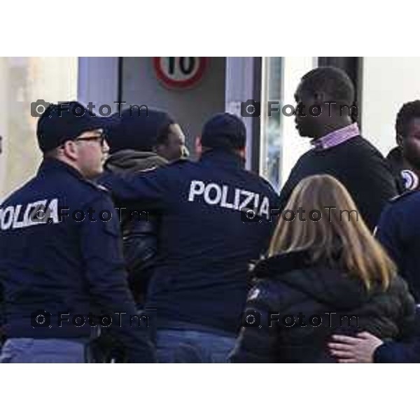 Tiziano Manzoni/LaPresse 3-01- 2025 Bergamo, Italia Cronaca Nera Bergamo Via Tiraboschi omicidio Mamadi Tunkara Addetto sicurezza carrefur accoltellato fra i polizziotti il fratello della vittima