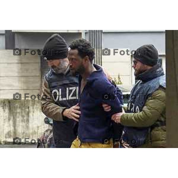 Tiziano Manzoni/LaPresse 4-01- 2025 Bergamo, Italia Cronaca Nera Bergamo omicidio Mamadi Tunkara Addetto sicurezza carrefur accoltellato in centro Bg L\'arrivo del presunto omicida 28 enne del Togo