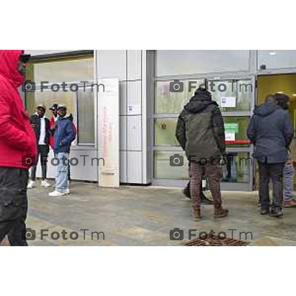 Tiziano Manzoni/LaPresse 9-01- 2025 Bergamo, Italia Cronaca Nera Bergamo omicidio Mamadi Tunkara preghiera in camera mortuaria
