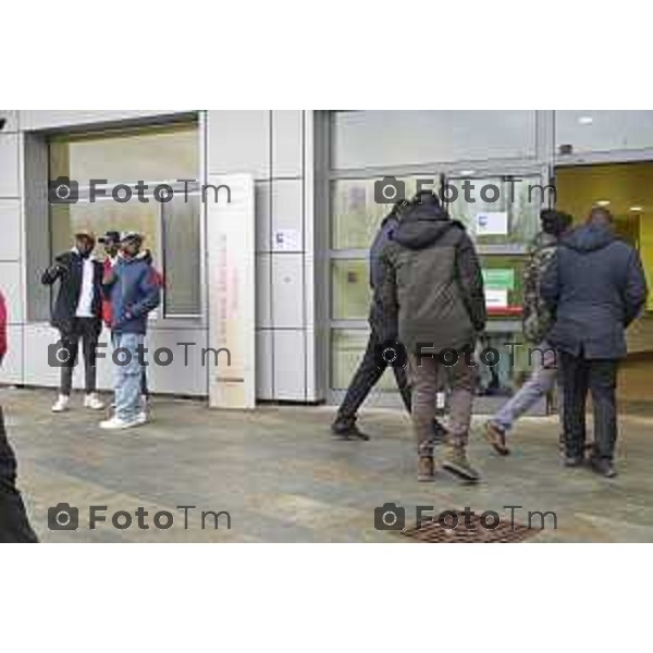 Tiziano Manzoni/LaPresse 9-01- 2025 Bergamo, Italia Cronaca Nera Bergamo omicidio Mamadi Tunkara preghiera in camera mortuaria