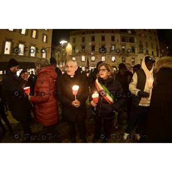 Tiziano Manzoni/LaPresse 17-1- 2025 Italia Cronaca Bergamo Associazione Giovani Gambiani insieme al Comune di Bergamo ha organizzato una fiaccolata in memoria di Mamadi Tunkara, ucciso il 3 gennaio scorso.