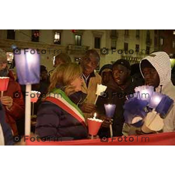 Tiziano Manzoni/LaPresse 17-1- 2025 Italia Cronaca Bergamo Associazione Giovani Gambiani insieme al Comune di Bergamo ha organizzato una fiaccolata in memoria di Mamadi Tunkara, ucciso il 3 gennaio scorso.