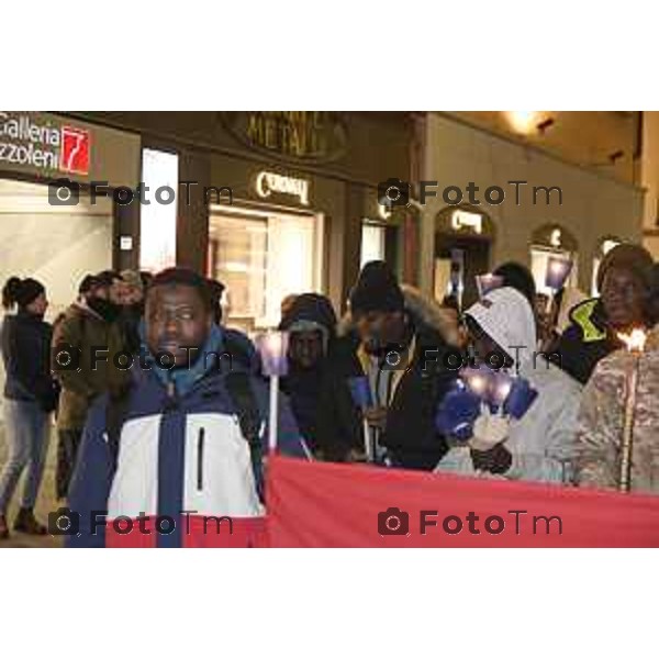 Tiziano Manzoni/LaPresse 17-1- 2025 Italia Cronaca Bergamo Associazione Giovani Gambiani insieme al Comune di Bergamo ha organizzato una fiaccolata in memoria di Mamadi Tunkara, ucciso il 3 gennaio scorso.