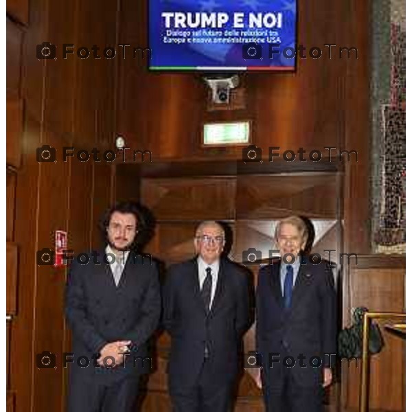 Tiziano Manzoni/LaPresse 25-1- 2025 Italia Cronaca Bergamo convegno Trump e noi – Dialogo sul futuro delle relazioni tra Europa e nuova amministrazione USA On. Tommaso Foti Ministro al centro Sen. Giulio Maria Terzi di Sant\'Agata Presidente della IV Commissione permanente a dx primo da sinistra Andrea Tremaglia