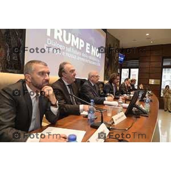 Tiziano Manzoni/LaPresse 25-1- 2025 Italia Cronaca Bergamo convegno Trump e noi – Dialogo sul futuro delle relazioni tra Europa e nuova amministrazione USA On. Tommaso Foti Ministro Sen. Giulio Maria Terzi di Sant\'Agata Presidente della IV Commissione permanente Alessandro Azzoni Vice Direttore Generale degli Affari Politici Emanuele Farruggia Consulente per gli Affari Internazionali Beniamino Irdi Senior Fellow presso lo Scowcroft Cente Fabrizio Luciolli Presidente del Comitato Atlantico Italiano Sen. Gianni Vernetti Simone Zuccarelli Direttore del Programma Transatlantico presso il Comitato Atlantico Italiano,