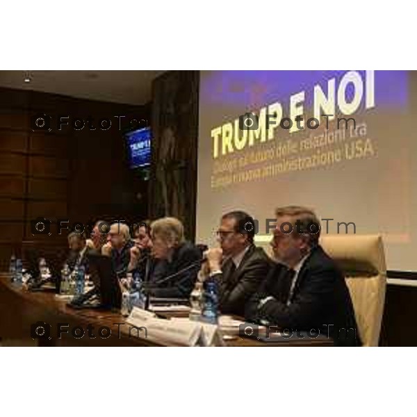 Tiziano Manzoni/LaPresse 25-1- 2025 Italia Cronaca Bergamo convegno Trump e noi – Dialogo sul futuro delle relazioni tra Europa e nuova amministrazione USA On. Tommaso Foti Ministro Sen. Giulio Maria Terzi di Sant\'Agata Presidente della IV Commissione permanente Alessandro Azzoni Vice Direttore Generale degli Affari Politici Emanuele Farruggia Consulente per gli Affari Internazionali Beniamino Irdi Senior Fellow presso lo Scowcroft Cente Fabrizio Luciolli Presidente del Comitato Atlantico Italiano Sen. Gianni Vernetti Simone Zuccarelli Direttore del Programma Transatlantico presso il Comitato Atlantico Italiano,