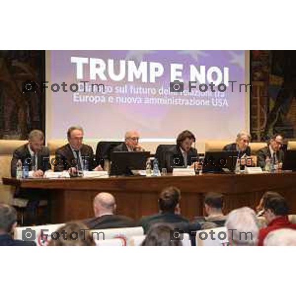 Tiziano Manzoni/LaPresse 25-1- 2025 Italia Cronaca Bergamo convegno Trump e noi – Dialogo sul futuro delle relazioni tra Europa e nuova amministrazione USA On. Tommaso Foti Ministro Sen. Giulio Maria Terzi di Sant\'Agata Presidente della IV Commissione permanente Alessandro Azzoni Vice Direttore Generale degli Affari Politici Emanuele Farruggia Consulente per gli Affari Internazionali Beniamino Irdi Senior Fellow presso lo Scowcroft Cente Fabrizio Luciolli Presidente del Comitato Atlantico Italiano Sen. Gianni Vernetti Simone Zuccarelli Direttore del Programma Transatlantico presso il Comitato Atlantico Italiano,