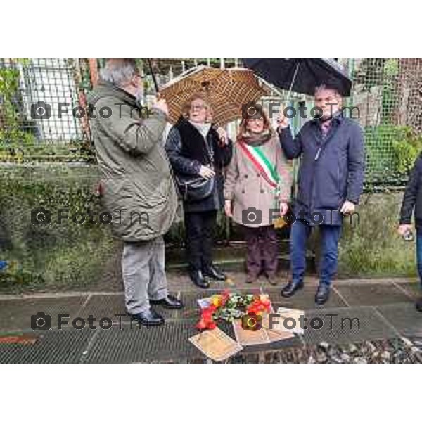 Tiziano Manzoni/LaPresse 27-1- 2025 Italia Cronaca Bergamo Posa della Pietra d’inciampo dedicata a Giulio Sirtoli Porta San Lorenzo Sergio Gandi, Vice Sindaco e Assessore alla Cultura Elisabetta Ruffini, Direttrice ISREC