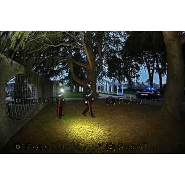 Tiziano Manzoni/LaPresse 9-3- 2025 Italia Cronaca BergamoValbrembo BG Omicidio Luciano Muttoni trovato cdavere a casa nella foto i cc a Solza paese nell\'isola di Bergamo cercano e poi trovani indumenti macchiati di sangue