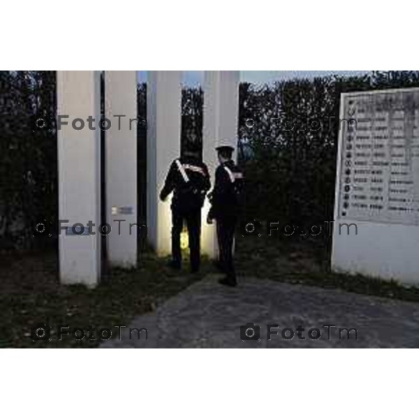 Tiziano Manzoni/LaPresse 9-3- 2025 Italia Cronaca BergamoValbrembo BG Omicidio Luciano Muttoni trovato cdavere a casa nella foto i cc a Solza paese nell\'isola di Bergamo cercano e poi trovani indumenti macchiati di sangue
