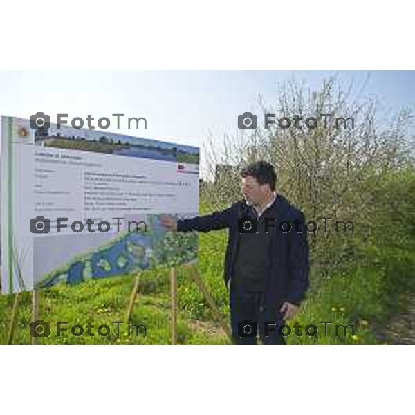 Tiziano Manzoni/LaPresse 5-4- 2025 Italia Cronaca Bergamo l\'avvio dell’apertura della roggia Morlana per il riempimento dell\'area umida di Grumello al Piano.con l\'assessore Oriana Ruzzini, il biologo Alessandro Mazzoleni consulente studio Gerundo con il progettista Paolo Pelliccioli e l\'impresa Bargiggia che ha realizzato il lavoro.