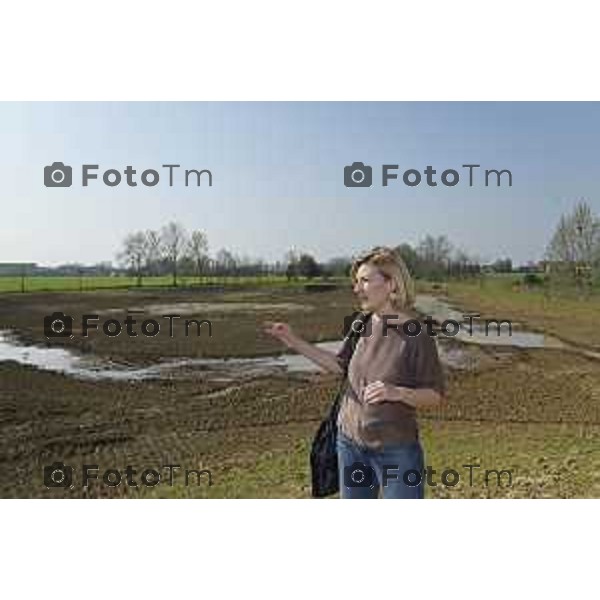 Tiziano Manzoni/LaPresse 5-4- 2025 Italia Cronaca Bergamo l\'avvio dell’apertura della roggia Morlana per il riempimento dell\'area umida di Grumello al Piano.con l\'assessore Oriana Ruzzini, il biologo Alessandro Mazzoleni consulente studio Gerundo con il progettista Paolo Pelliccioli e l\'impresa Bargiggia che ha realizzato il lavoro.